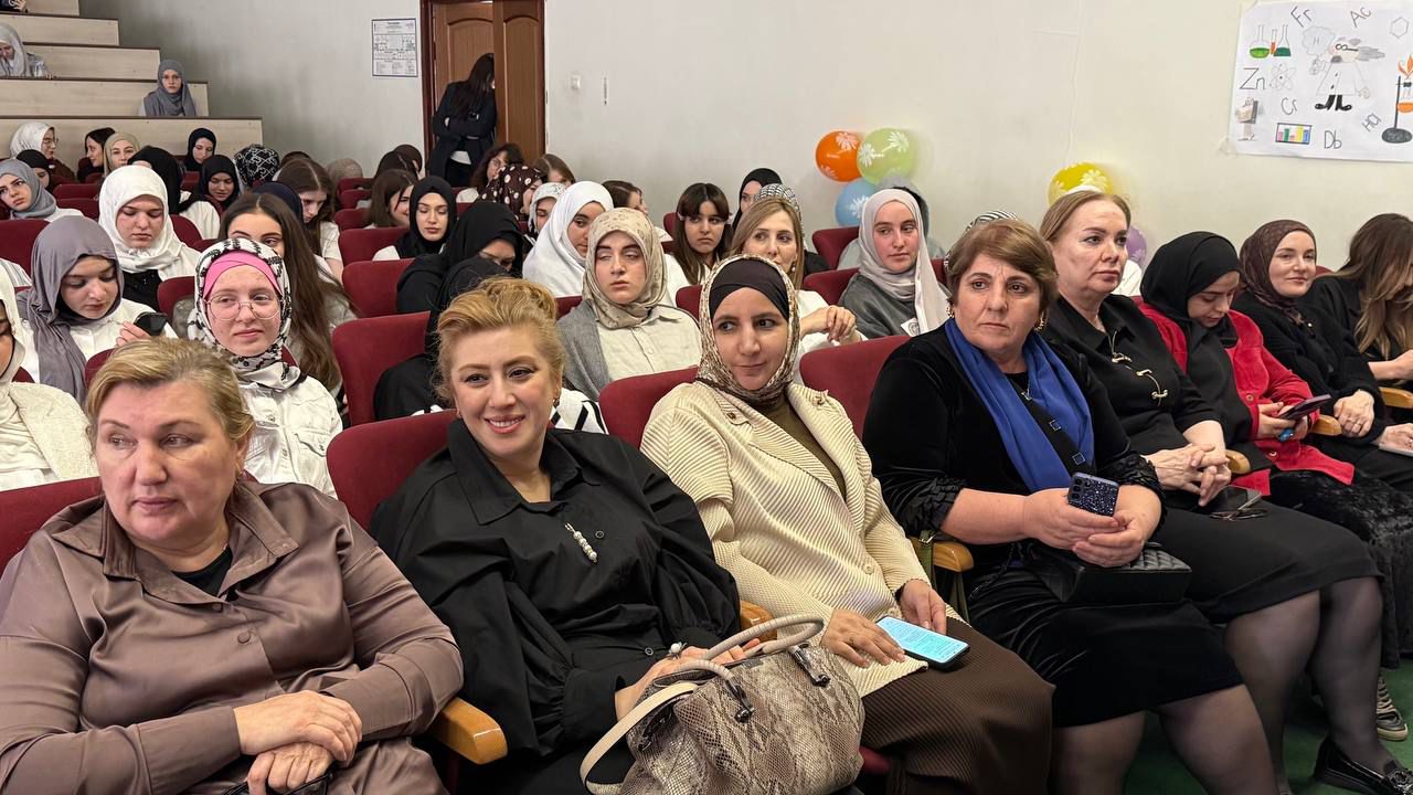 В Гуманитарно-педагогическом колледже прошел брейн-ринг «Удивительный мир химии» — яркое интеллектуально-творческое событие, собравшее вместе студенто...